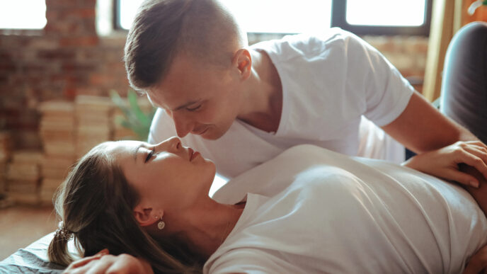 11 nenápadných signálov, že sa muž snaží zakryť svoju žiarlivosť „láskou“ a v skutočnosti vás kontroluje