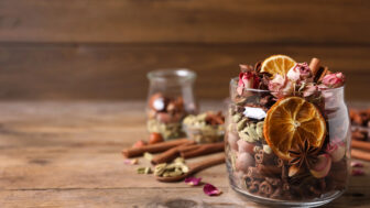 Vôňa domova: vytvorte si vlastné zimné potpourri z citrusov, korenín a ihličia