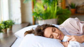 Prečo sa oplatí spať v chladnejšej spálni: prekvapivé prínosy pre zdravie aj pohodu