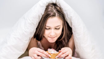 Nevhodné jedlá pred spaním, ktoré vám môžu narušiť noc