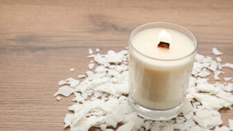 Vosk zo sviečok bez škvŕn: ako ho odstrániť čisto a bez poškodenia