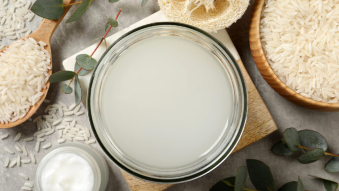 Ryžová voda: jednoduchý elixír, ktorý pleť vyčistí, rozžiari a podporí jej mladistvosť