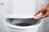Týchto 6 vecí do záchoda nepatrí ani omylom. Ohrozujete potrubie, obecný majetok aj vlastné pohodlie