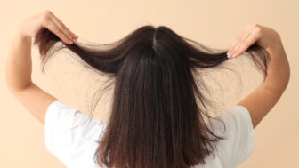 Ako skrotiť rýchlo sa mastiace vlasy: štyri návyky, ktoré skutočne fungujú