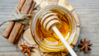 Med so škoricou: jednoduchá zmes, ktorá dokáže prekvapivo veľa. Prečo sa oplatí dať si lyžičku každý deň?