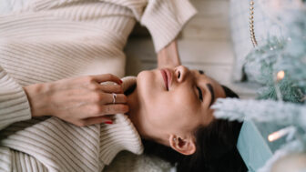 Vianočný reset pre pokožku aj hlavu: Ako sa cítiť dobre, aj keď vám sviatky „lezú na nervy“