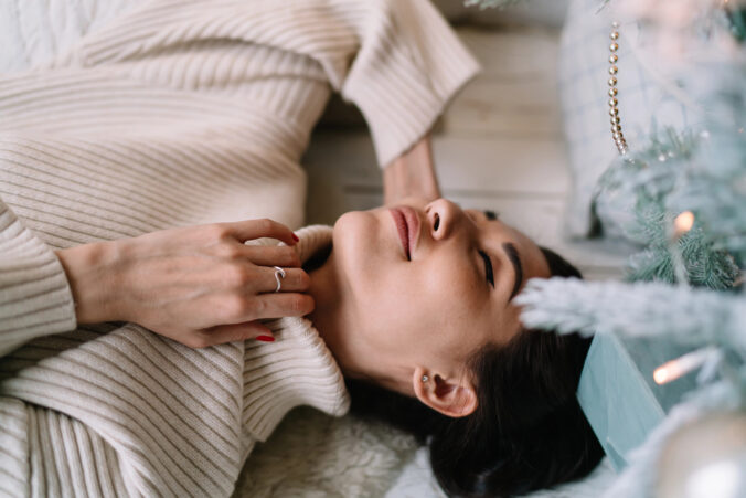 Vianočný reset pre pokožku aj hlavu: Ako sa cítiť dobre, aj keď vám sviatky „lezú na nervy“