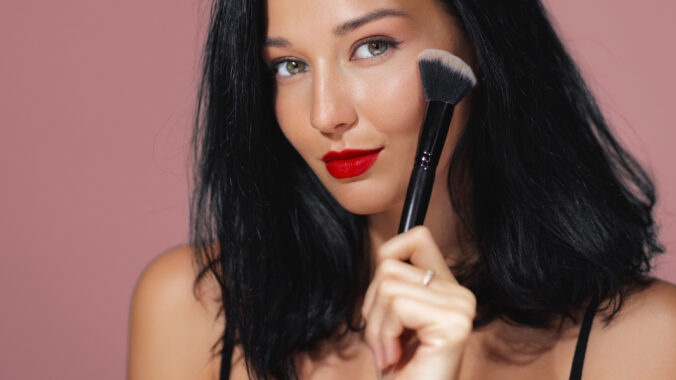 Zimné líčenie, ktoré rozžiari tvár: bronzer, líčka, linky aj výrazné pery