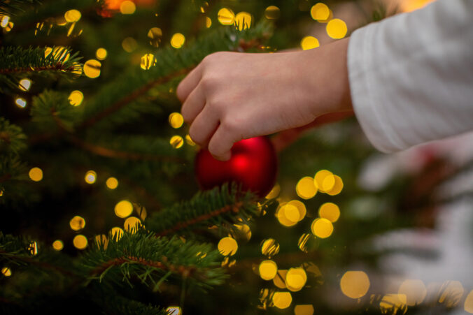 Tri ozdoby, ktoré by na vianočnom stromčeku nemali chýbať: jedna priťahuje peniaze, ďalšia lásku