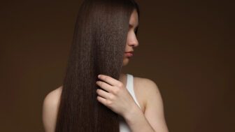 Rovné vlasy bez žehličky: spôsob, ktorý dokáže vyhladiť vlasy úplne bez tepla a bez poškodenia