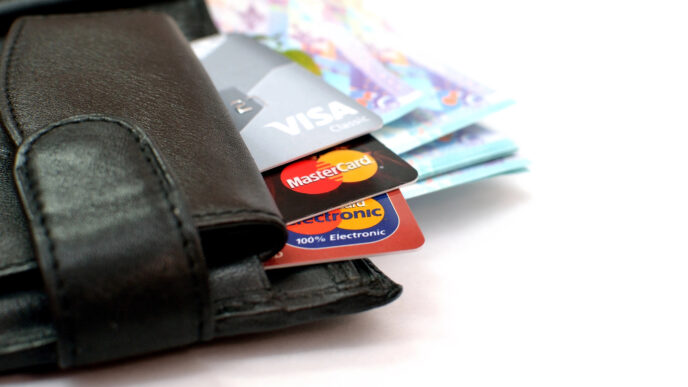 Týchto 6 vecí by ste nemali nosiť v peňaženke. Ak tam sú, koledujete si o problémy