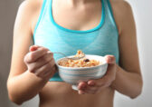 Chcete plochejšie brucho a zdravšie starnutie? Kľúčom nemusí byť viac bielkovín, ale vláknina