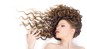 Kučery ako súčasť identity: ako získať kučeravé vlasy bez ničenia vlasov
