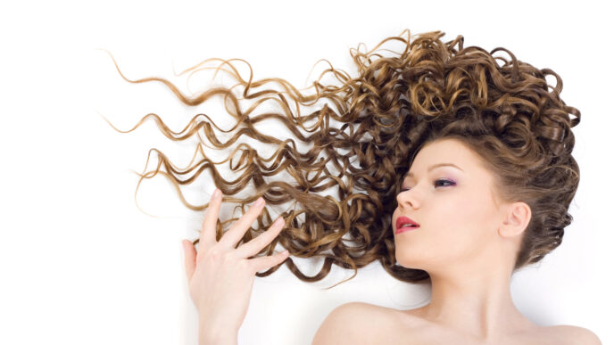 Kučery ako súčasť identity: ako získať kučeravé vlasy bez ničenia vlasov