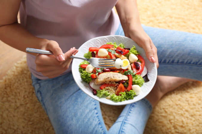 Keď telo potrebuje pauzu: jednoduchý spôsob, ako sa po prejedaní cítiť lepšie