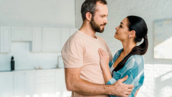 Keď máte pocit, že už spolu len bývate: 15 nenápadných spôsobov, ako znovu rozhýbať vzťah bez terapie