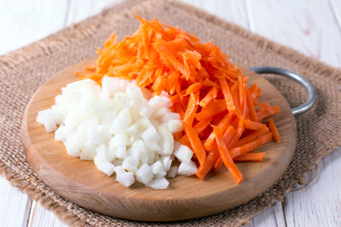 Jednoduchý základ zimného šalátu: mrkva a cibuľa