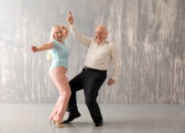 Tanec po päťdesiatke: Pohyb, ktorý posilňuje srdce, kosti aj myseľ