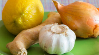 Keď kašeľ trápi: prírodné lieky zo špajze, ktoré fungujú