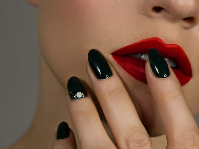 Čierne nechty v roku 2026: Prečo budú všetkým dokazovať, že čierna rozhodne nie je nudná