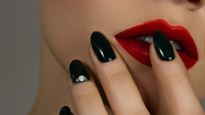 Čierne nechty v roku 2026: Prečo budú všetkým dokazovať, že čierna rozhodne nie je nudná