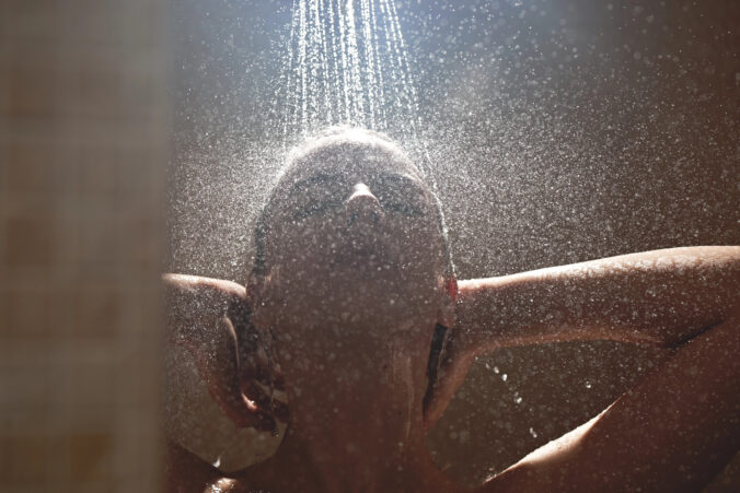 Večerná sprcha bez svetla: jednoduchý rituál, ktorý môže zlepšiť spánok