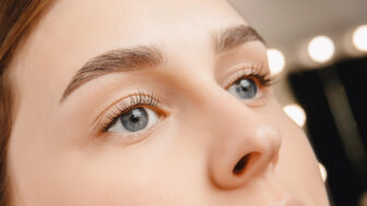 Obočie – nenápadný detail, ktorý tvorí tvár: Ako ho upraviť, zahustiť a zvýrazniť prirodzene