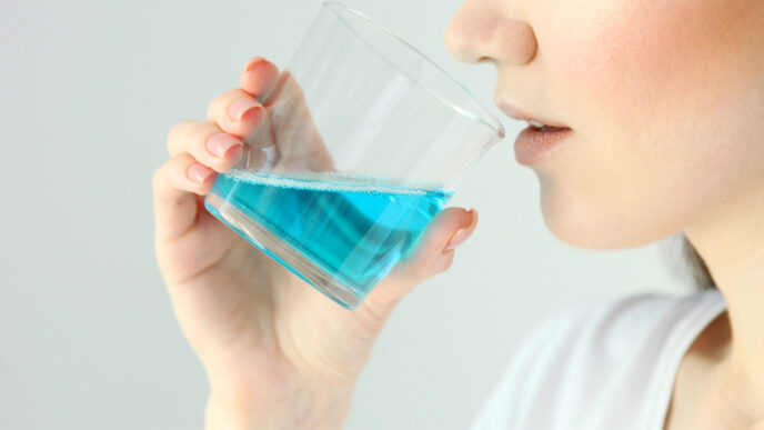 Prečo už mnohí ľudia vynechávajú klasické ústne vody: jednoduché domáce riešenia proti zápachu z úst