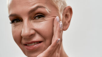 Vrásky okolo očí: prečo vznikajú a ako ich zmierniť prirodzenou cestou