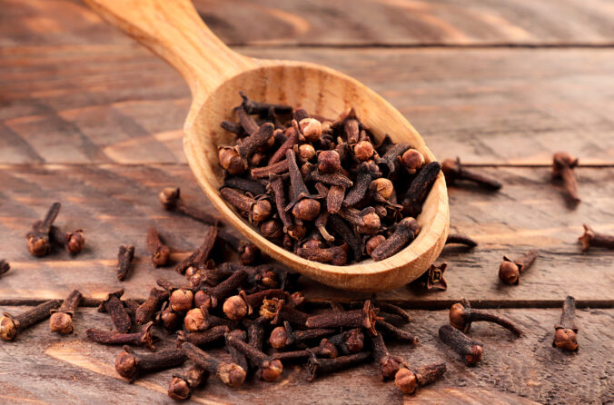 Klinček na ďasná: prírodná pomoc pri zápale a bolesti