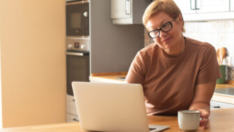 Sebavedomá žena po päťdesiatke, ktorá si ide vlastnou cestou