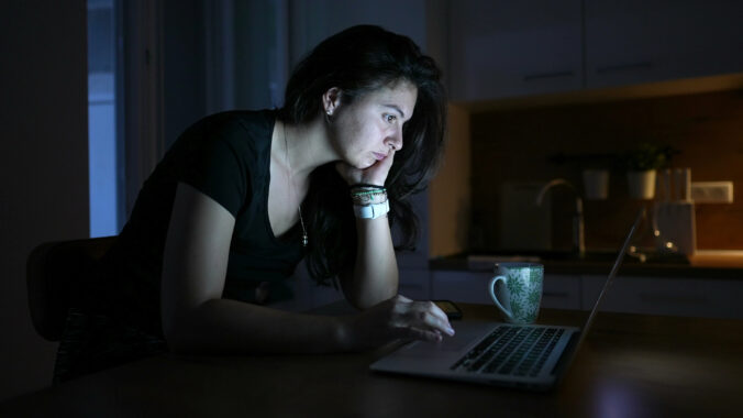 Nočné zmeny pod lupou: ako práca v noci vplýva na zdravie a zvyšuje riziká