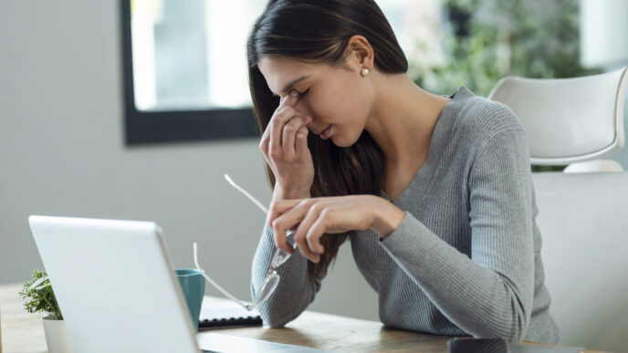 Home office a zrak: čomu sa vyvarovať, aby vás oči neboleli