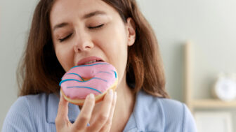 Závislosť od cukru vie potrápiť viac, než si myslíme. Prečo vzniká a ako ju dostať pod kontrolu?