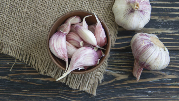 Cesnak nie je len do kuchyne. Izbové rastliny ho milujú viac, než tušíte