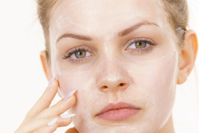 Keď sa pleť olupuje: Prečo vzniká suchá pokožka a ako ju dostať späť do formy