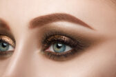 Make-up trendy 2026: Zima v znamení ľadu, čokolády a rebélie deväťdesiatok