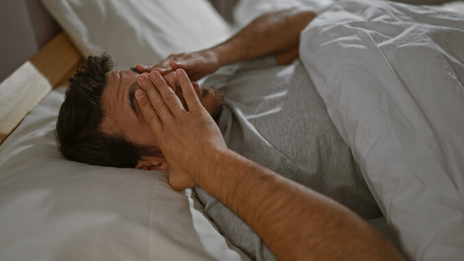 Neviete v noci zaspať? Neurovedec zo Stanfordu má jednoduchý trik, ktorý upokojí mozog za pár minút