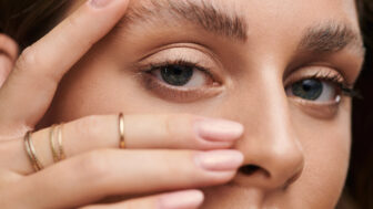 Vyzerajte vyčerpané – a stále sexi: Trend „Exhausted Chic“, ktorý oslavuje kruhy pod očami