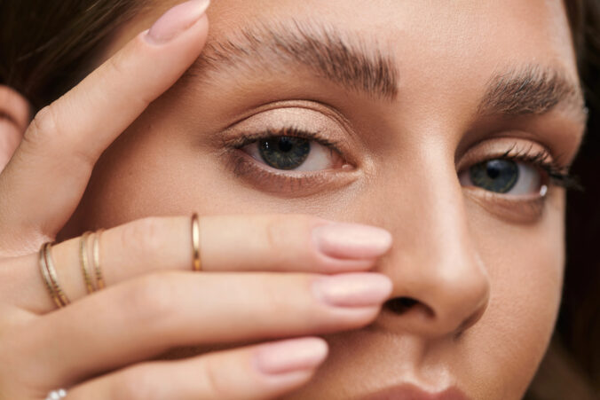 Vyzerajte vyčerpané – a stále sexi: Trend „Exhausted Chic“, ktorý oslavuje kruhy pod očami