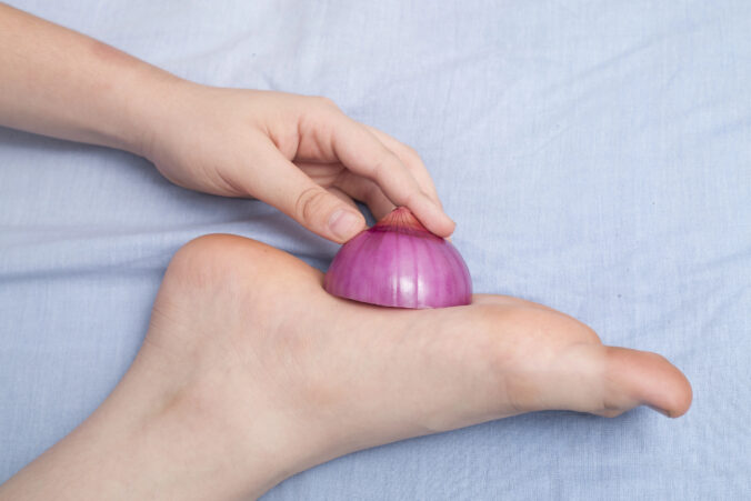 Starý babičkovský trik: cibuľa na chodidle pred spaním