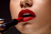 Ako nosiť červený rúž tak, aby vydržal od rána do večera: tajomstvá profesionálov