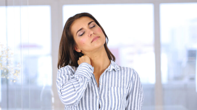 Prestaňte zbytočne preťažovať krk: ako sa zbaviť škodlivých pohybových návykov