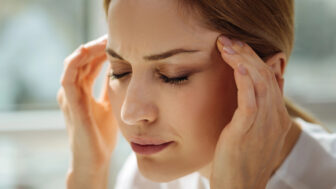 Bolesť hlavy nemusí byť vždy nevinná. Týchto päť situácií môže znamenať vážny problém