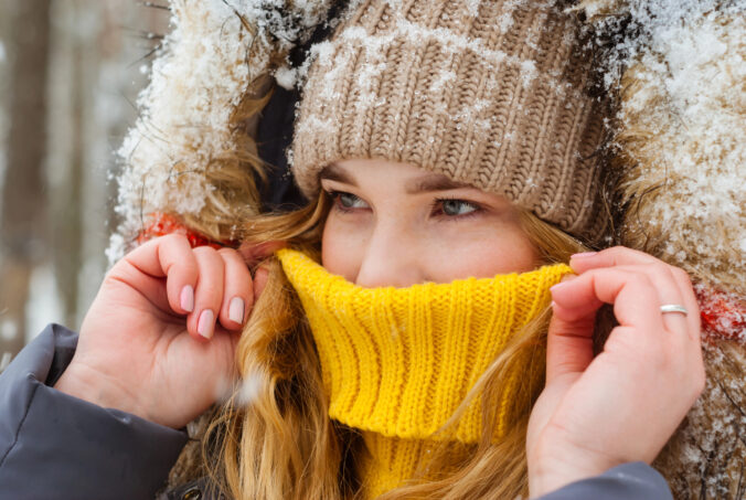 Zimné doplnky, ktoré môžu nenápadne ničiť vašu pleť: prečo by ste mali prať šál a čiapku častejšie