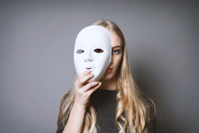 Tvár za maskou: Keď realita skrýva pravé úmysly