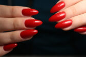 Malý detail, veľká zmena: Prečo majú červené nechty silu ovplyvniť vašu náladu aj sebavedomie
