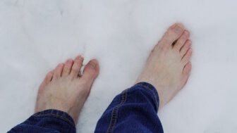 Bosé nohy v snehu: výzva pre telo