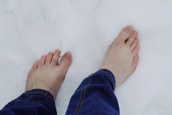 Bosé nohy v snehu: výzva pre telo