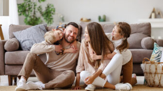 Rodič ako maják: Moderný spôsob výchovy bez neustálej kontroly